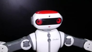 Chelyabinsk, Chelyabinsk region / Rusya - 07.10.2019: Robot dans ediyor. Clouse yukarı. Robot çok net kollar ve bacaklar ile farklı dans hareketleri gösterir. Yapay zeka (Ai). Robotik zihin ile yeni teknolojiler.