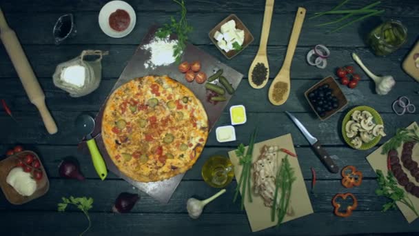 Pizza Hamburguesa Con Queso Sobre Fondo Negro Ecológico Pizza Grande — Vídeos de Stock