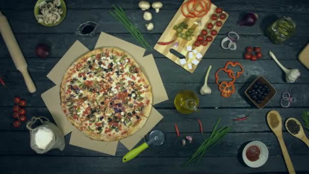 Vegetariánská Pizza Ekologickém Černém Pozadí Pizza Různým Plněním Rajčata Papriky — Stock video