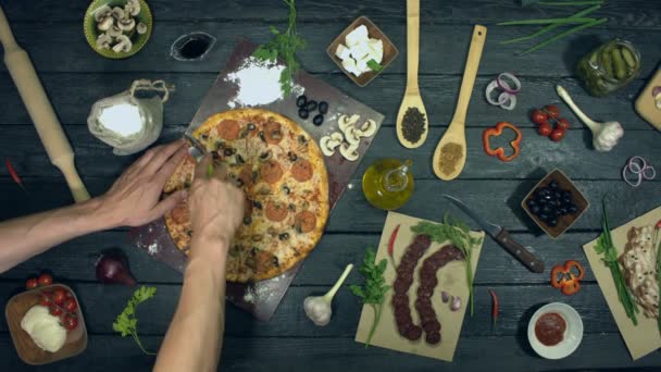 Pizza Fundo Preto Ecológico Homem Corta Pizza Pedaços Outras Pessoas — Vídeo de Stock