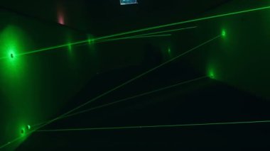 Chelyabinsk, Chelyabinsk region / Rusya - 07.10.2019: Lazerler ve sensörler ile engel kursu. Yeşil lazerler ve engeller ile oda. Oyunun zamanında geçirilmesi. Kızın testi zamanında geçecek zamanı yoktu..