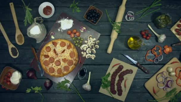 Pizza Pepperoni Ekologicznym Czarnym Tle Cienkie Ciasto Ciasta Drożdżowego Kompleksowym — Wideo stockowe