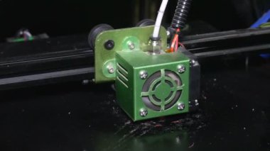 Chelyabinsk, Chelyabinsk region / Rusya - 07.10.2019: 3d yazıcı kullanarak ürünün fiziksel düzenini değiştirme. 2 Shots.3d proje uygulaması. Nesne katman katman oluşturma. Yazıcı ısıtmalı platform ve bir ekstrüder ile donatılmıştır.