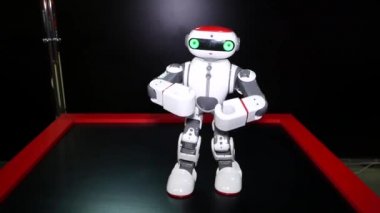 Chelyabinsk, Chelyabinsk region / Rusya - 07.10.2019: Robot dans ediyor. Robot çok net kollar ve bacaklar ile farklı dans hareketleri gösterir. Yapay zeka (Ai). Robotik zihin ile yeni teknolojiler.