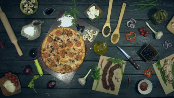 배경에 살라미 소시지 올리브 요리와 피자를 테이블에 제품이 있습니다 — 비디오