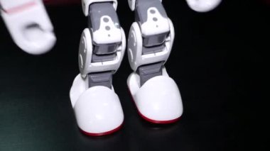 Chelyabinsk, Chelyabinsk region / Rusya - 07.10.2019: Robot dans ediyor. Alttan üste tava ile clouse. Robot çok net kollar ve bacaklar ile farklı dans hareketleri gösterir. Yapay zeka (Ai). Robotik zihin ile yeni teknolojiler.