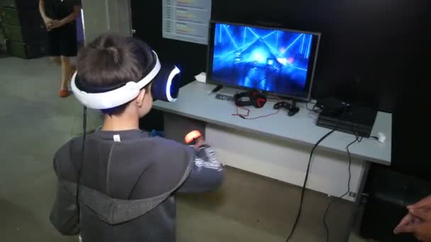 Chelyabinsk Chelyabinsk Região Rússia 2019 Óculos Realidade Virtual Joysticks Boy — Vídeo de Stock
