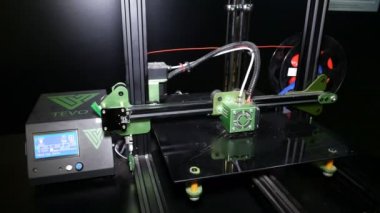 Chelyabinsk, Chelyabinsk region / Rusya - 07.10.2019: 3d yazıcı kullanarak ürünün fiziksel düzenini değiştirme. 2 Shots.3d proje uygulaması. Nesne katman katman oluşturma. Yazıcı ısıtmalı platform ve bir ekstrüder ile donatılmıştır.