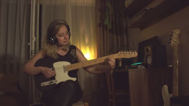 Estudio Grabación Casa Una Joven Toca Guitarra Eléctrica — Vídeo de stock