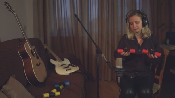 Aufnahmestudio Frau Nimmt Den Ton Von Shakern Mit Einem Mikrofon — Stockvideo