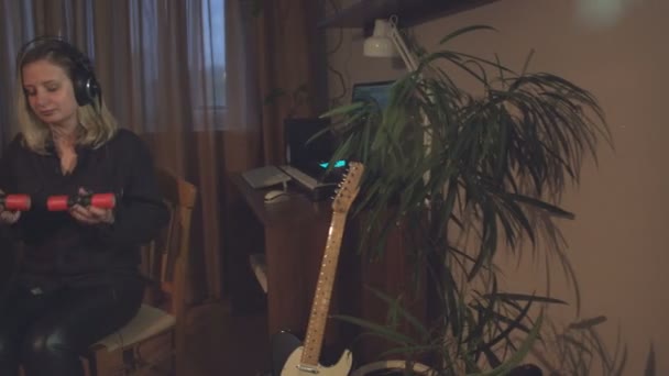 家庭录音室 一个女人用电脑中的麦克风记录摇摇器的声音 — 图库视频影像