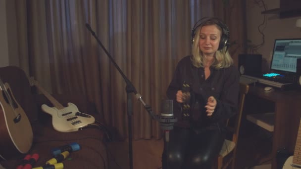 Kayıt Stüdyosu Bir Kadın Bilgisayarda Mikrofon Kullanarak Tef Sesi Kaydeder — Stok video