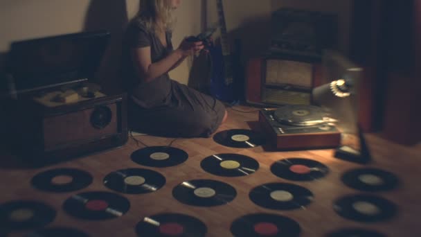 Rapariga Ouve Rádio Antigo Tiros Rapariga Senta Chão Lado Dela — Vídeo de Stock