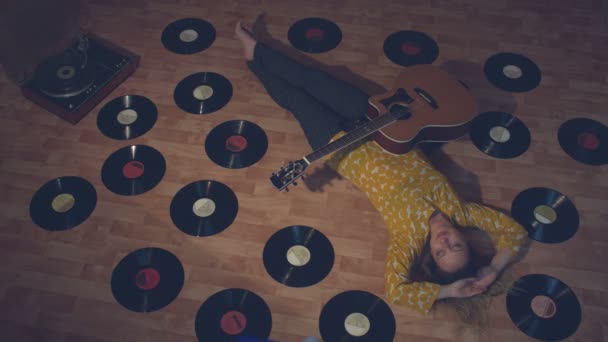 Menina Com Uma Guitarra Entre Records Menina Está Chão Lado — Vídeo de Stock