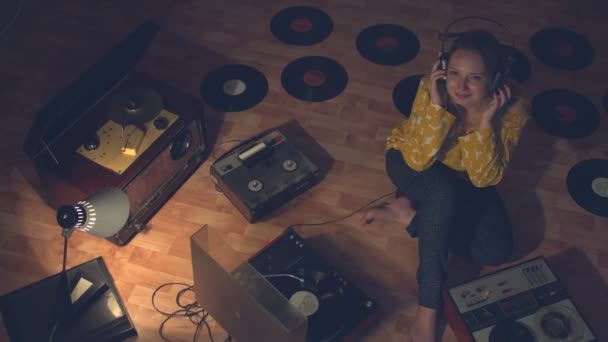 Menina Ouve Música Cercada Por Dispositivos Vintage Para Reproduzir Gravar — Vídeo de Stock