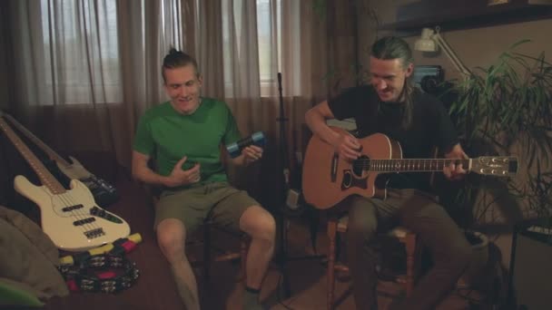Στούντιο Ηχογράφησης Πυροβολισμοί Δύο Χαρούμενοι Τύποι Ηχογραφούν Μουσική Στο Σπίτι — Αρχείο Βίντεο