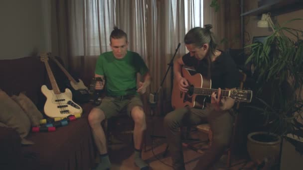 Aufnahmestudio Two Jungs Nehmen Musik Hause Auf Der Eine Spielt — Stockvideo