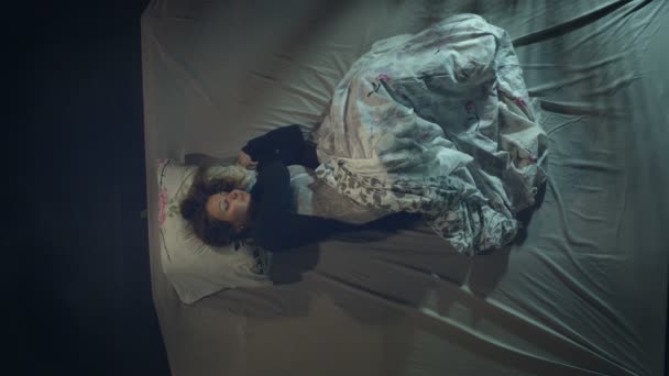 Спящая Женщина Проснись Вид Сверху Женщина Спит Большой Кровати Проснулась — стоковое видео