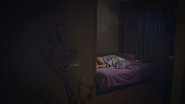 Mujer Dormida Despertar Una Mujer Despierta Enciende Una Lámpara Mesa — Vídeos de Stock