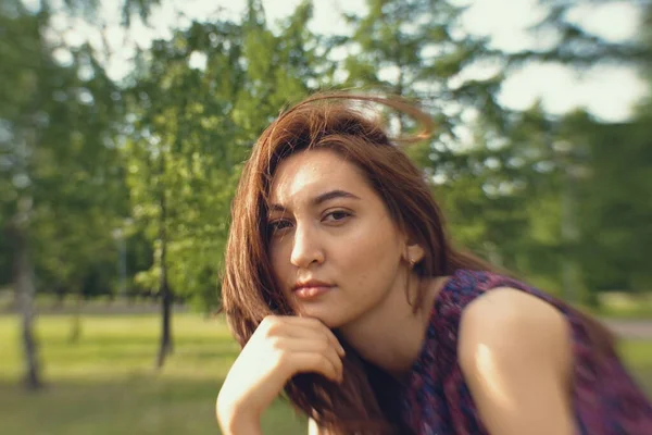 Parktaki bir kızın portresi. Çok güzel bir kızın yüzü..