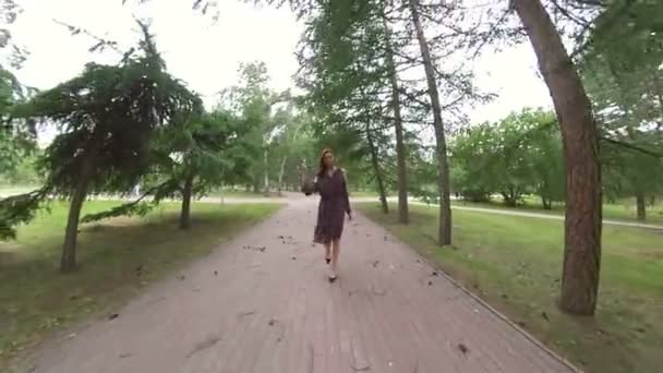 Дівчинка Парку Струнка Дівчина Прогулюється Стежкою Парку Серед Хвойних Дерев — стокове відео