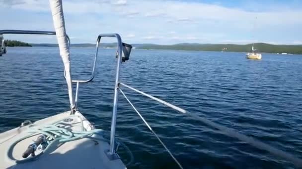 Yacht Flyter Vattnet Stern Båten Rör Sig Längs Vattnet Närheten — Stockvideo