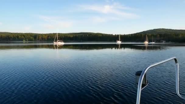 Les Yachts Flottent Sur Eau Derrière Yacht Déplace Long Eau — Video