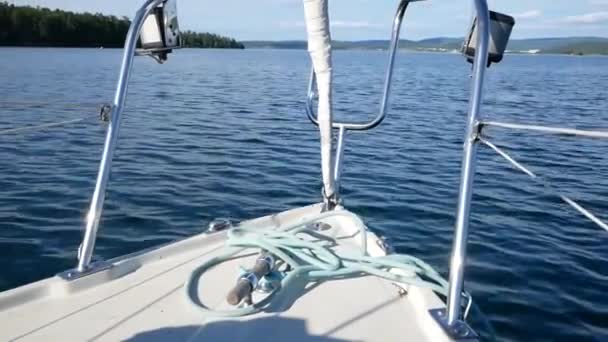 Jacht Drijft Het Water Stern Van Het Jacht Beweegt Langs — Stockvideo