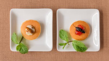 Böcek gözleme - tatlı çilek reçeli ile kriket böcek, solucan böcek mayonezli krep ve nane yaprağı kahvaltı için. Üstten görünüm, seçici odak.