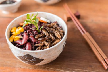 Böcek ve pirinç Berry - kriket böcek, Mısır, kırmızı fasulye, havuç, salatalık bir kasede pirinç Berry ile. Sağlıklı yemek yüksek protein diyet kavramı. Yakın çekim, seçici odak. 