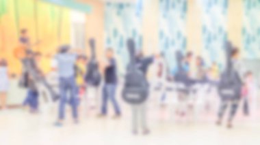 İnsanlar - soyut lise insanlar grubuna odaya öğrenme müzisyenler için bulanık bulanıklık.