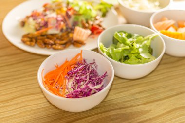 Taze sebze salatası solucan böcekler - solucan böcekler ahşap bir masa üzerinde mutfakta sebze salatası. Sağlıklı yemek yüksek protein diyet kavramı.