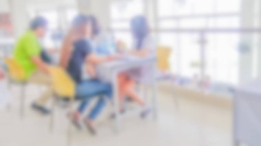 Bulanık insanlar - halklar fabrika işçisi bir sağlık için bekleyen için bulanık soyut bir hemşire kontrol edin. Sağlık arka plan kavramı.