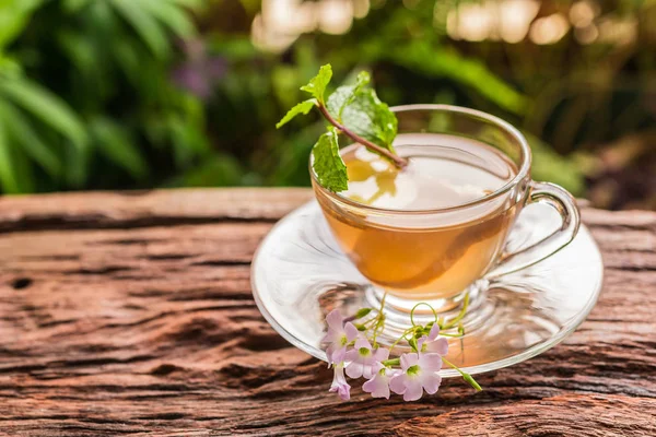 Taza Jengibre Con Rodajas Jengibre Flor Rosa Una Mesa Madera — Foto de Stock