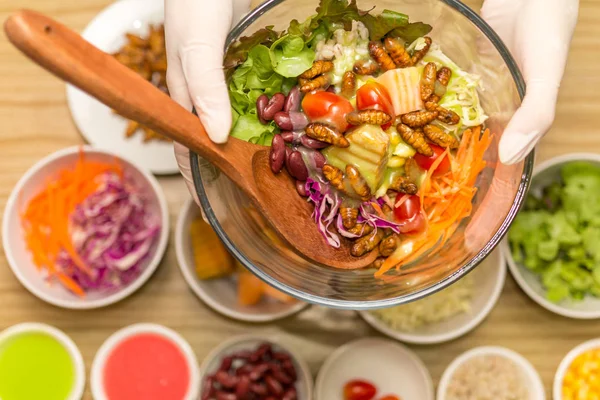 Sebze salatası cam kase - solucan ile sebze salatası böcekler cam kapta tutan insan eller eller. Sağlıklı yemek yüksek protein diyet kavramı. 