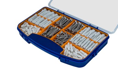 Vida kutusu - elektrikçi gereksinimleri için farklı bağlantı malzeme mavi plastik kutu (vidalar, plastik dübel, Duvar fişleri pin) beyaz bir arka plan üzerinde izole..