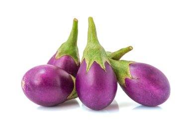 Patlıcan. Beyaz bir arka plan müziği üzerinde izole taze açık mor patlıcan