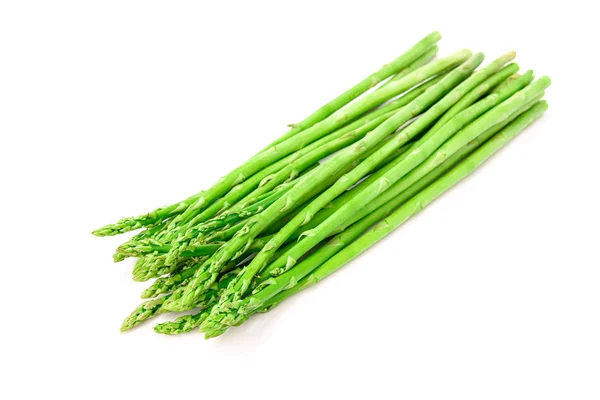 Asparagi. Asparagi freschi verdi chiari isolati su dorso bianco — Foto Stock