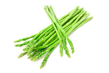 Kuşkonmaz. Beyaz backgro izole taze açık yeşil kuşkonmaz