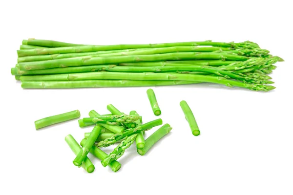 Asperges. Verse licht groene asperges geïsoleerd op witte blauw — Stockfoto