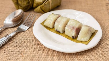 Tay tatlı yapışkan pirinç veya Khao Tom Mad, muz sarılmış 