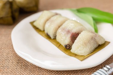 Tay tatlı yapışkan pirinç veya Khao Tom Mad, muz sarılmış 