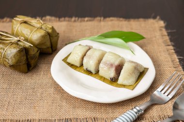 Tatlı yapışkan pirinç veya Khao Tom Mad, Khao Tom Pad, b sarılmış