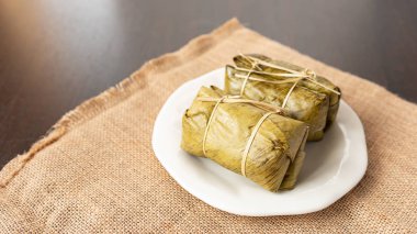 Tatlı yapışkan pirinç veya Khao Tom Mad, Khao Tom Pad, b sarılmış