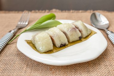 Tatlı yapışkan pirinç veya Khao Tom Mad, Khao Tom Pad, b sarılmış