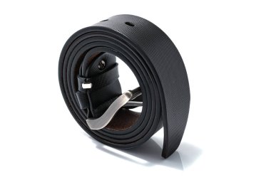 Siyah kuşak beyaz bir arka plan üzerinde izole. Moda konsepti. 