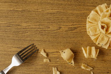 Gevrek lotus çiçeği çerez veya Dok Jog ahşap masa backg üzerinde