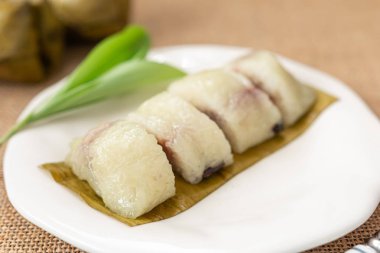 Tay tatlı yapışkan pirinç veya Khao Tom Mad, muz sarılmış 