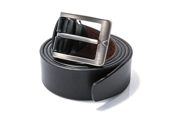 Cinturão de couro preto isolado em um fundo branco. Concha de moda — Fotografia de Stock
