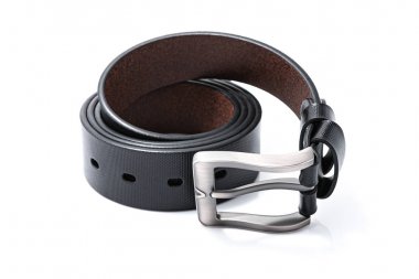 Siyah deri kemer beyaz bir arka plan üzerinde izole. Moda kibir